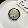 Detail eines runden Magsafe Handyhalters mit integriertem Schminkspiegel auf Tablett - Magnetfuß - Dopamin-Spiegel (Schwarz) / Schwarz