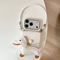 Detalle de funda de cuero crema con dije de perro salchicha, bolsillo para tarjetas y correa - Blanco Roto / iPhone 17 Pro Max