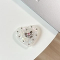Detail of heart phone socket with iridescent pearl texture and pink bow rhinestones - Transparent Stand Shell Heart Pink Zircon Knot