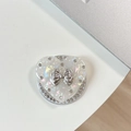 Dettaglio del supporto per telefono a cuore con strass, fiocco d'argento e finitura perlata - Cuore di Conchiglia Magnetica Nodo Multistrato (Strass Bianco)