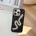 Detalle de funda de lujo para iPhone en cuero negro con textura de serpiente y cristales - Negro / iPhone 17 Pro Max