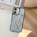 Detalle de funda para iPhone en cuero azul claro con lujoso diseño de serpiente de strass - Azul / iPhone 17 Pro Max