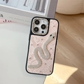 Detalle de funda para iPhone en cuero de serpiente rosa con emblema de serpiente de cristal - Rosa / iPhone 17 Pro Max