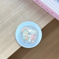 Détail d'une maison miniature et ours dans un support de téléphone 3D rond télescopique - Film Magnétique Maison Ours Ballon Blanc