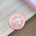Gros plan d'un support de téléphone rond rose avec mini paysage 3D de maison et chiot - Film Magnétique Maison Chat Ballon Orange