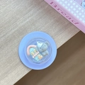 Détail d'un support de téléphone rond avec ours 3D et petite maison mignonne - Film Magnétique Maison Koala Ballon Violet