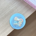 Détail d'un mini ours mignon et d'une maison de dessin animé sur un support mobile - Film Magnétique Maison Chien Ballon Bleu