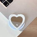 Dettaglio supporto telefono a cuore glitterato con specchio e logo su laptop argento - Bianco