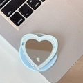Dettaglio del supporto per telefono a cuore glitterato con specchio su laptop - Verde Menta