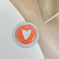 Dettaglio supporto telefono cuore glitter arancione con strass e testo mine inciso - Arancione