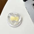 Dettaglio del supporto Magsafe a cuore con fiocco giallo e scritta Gift For You - Magnetico-Giallo