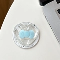 Dettaglio del supporto MagSafe a cuore con fiocco azzurro e guscio in resina trasparente - Magnetico-Blu