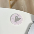 Dettaglio macro del supporto per telefono a specchio con cuore glitter e stelle viola - Trasparente-Specchio Cuore Stellato-Rosa