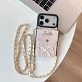 Detalle de funda iPhone de piel de serpiente rosa con tarjetero, lazo y cadena dorada - Patrón de Serpiente de Agujero Grande - Cartera de Lazo Smile - Cadena de Cuero / iPhone 17 Pro Max / Rosa
