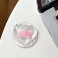 Dettaglio supporto MagSafe a cuore con fiocco rosa e testo Gift For You sulla scrivania - Magnetico-Rosa