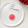 Soporte de mármol rosa para móvil en plato decorativo con tarjeta minimalista - Soporte de Patrón de Concha - Rojo Cereza