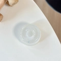 Makroaufnahme einer klaren Glitzer-Handyhalterung mit magnetischer MagSafe-Funktion - Donut-Halterung - Perlglanz - Weiß