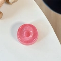 Detail der glitzernden rosa Harz-Donut MagSafe Halterung mit glänzender Oberfläche - Donut-Halterung - Perlglanz - Rot