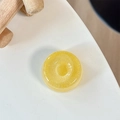 Nahaufnahme der gelben Glitzer-MagSafe-Halterung mit radialer Ringtextur für Handys - Donut-Halterung - Perlglanz - Gelb