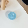 Detail der hellblauen MagSafe Handyhalterung mit Glitzer in runder Donut-Form aus Kunstharz - Donut-Halterung - Perlglanz - Blau