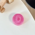 Detailansicht der glitzernden MagSafe Handyhalterung aus rosa Kunstharz mit Funkel-Effekt - Donut-Halterung - Perlglanz - Rosenrot