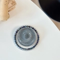 Detail von MagSafe-Halter mit Glitzermitte und dunklen schillernden Perlen auf weißem Tisch - (Perle) Magnetisch - Perlglanz-Donut - Schwarz