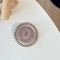 Nahaufnahme einer rosa Glitzer-Handyhalterung mit einem Ring aus champagnerfarbenen Perlen - (Perle) Magnetisch - Perlglanz-Donut - Braun