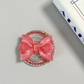 Dettaglio dell'impugnatura per telefono a fiocco rosa glitter con base di perle e Magsafe - Stile Magnetico Perla / Rosso Ancorra