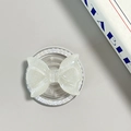 Dettaglio supporto MagSafe a fiocco glitterato con inserti in perle e airbag trasparente - Stile Magnetico Perla / Bianco