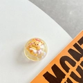 Macro d'un support de téléphone en résine jaune avec un ours mignon et fleurs roses - Support Boule de Cristal - Bulle de Rêve - No. 43
