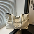 Bolso tote grande blanco brillante con hebilla metálica y correas de hombro - Blanco