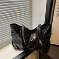 Bolso tote retro grande de cuero PU negro brillante con correas largas para el hombro - Negro