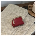 Close-up van rode lederen mini-portemonnee met vintage gouden metalen kiss-lock - Rood