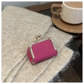 Mini estuche de joyas en cuero lichi rosa con cierre dorado sobre manta de punto - Rosa rojo