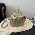 Dettaglio borsa in pelle verde chiaro con doppia cerniera e manico con foulard decorativo - Verde Senza Pendente