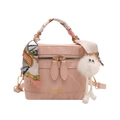 Bolso de mano rosa con textura de mármol, asa de seda y colgante de peluche suave - Rosa con colgante