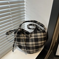 Borsa a tracolla minimalista a scacchi bianchi e neri con dettaglio di fiocco sulla spalla - Nero