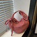 Borsa a tracolla in tessuto a quadretti bianchi e rossi con fiocco e luce naturale - Rosso