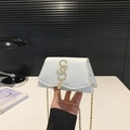 Mini borsa a tracolla in pelle bianca con chiusura a S dorata e catenella chic - Bianco