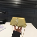 Mini borsa a tracolla oro metallizzato con logo S e nappa in stile trendy 2025 - Oro