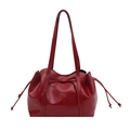 Bolso de hombro rojo oscuro en cuero brillante con detalle de lazo y correas delgadas - Rojo