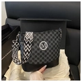 Detail der grauen Beuteltasche mit M-Muster-Textur und geometrischem Gurtband - Schwarz