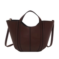 Borsa a mano marrone scuro in ecopelle con cuciture decorative e tracolla su sfondo bianco - Marrone