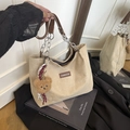 Bolso tote de pana beige con correa de cadena y colgante de oso para el diario - Con Colgante / Blanco