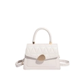 Sac à main chic en similicuir blanc cassé avec motif crocodile et boucle dorée - Blanc