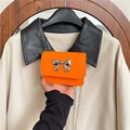 Chique oranje lederen mini crossbody tas met zilveren strik en metalen ketting - Oranje