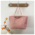 Rosafarbene Tragetasche mit Buchstabenmuster, schmalen Griffen und Logo-Anhänger - Rosa