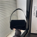 Bolso bandolera negro mate retro con cierre dorado y diseño compacto de solapa para mujer - Negro