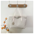 Cremefarbene Shopper-Tasche mit M-Muster und Metallanhänger an Holz-Haken - Weiß