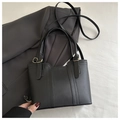 Detalle del bolso tote de cuero sintético negro con costuras y hebilla de metal dorado - Negro